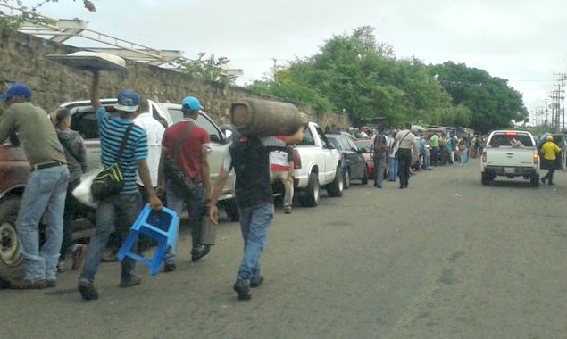 Foto: Largas colas para comprar gas doméstico en Unare  / Cortesía