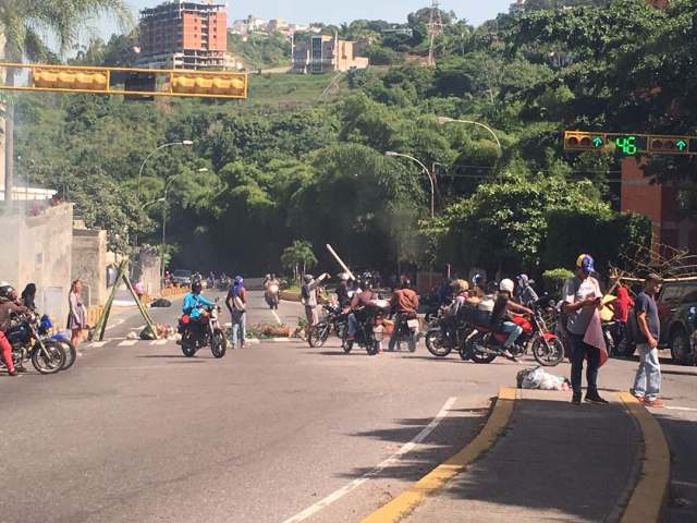 No hay paso vehicular hacia El Hatillo (Foto: @jorge_091279)