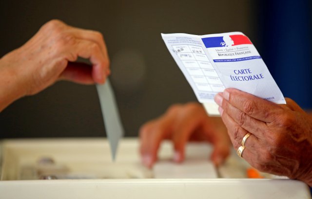 Una persona deposita su voto en elecciones legislaticas Junio 18, 2017. REUTERS/Jean-Paul Pelissier TPX IMAGES OF THE DAY
