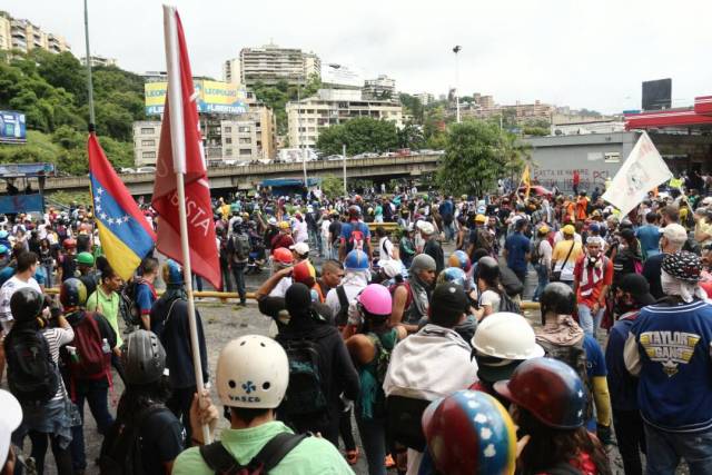 La GNB reprimió con lacrimógenas a los manifestantes que marchaban hacia el CNE. Foto: Wills Jiménez