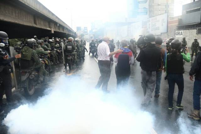 La GNB reprimió con lacrimógenas a los manifestantes que marchaban hacia el CNE. Foto:  Will Jiménez