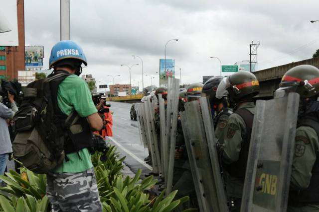 La GNB reprimió con lacrimógenas a los manifestantes que marchaban hacia el CNE. Foto: Wills Jiménez