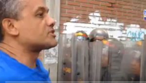 Manifestante reclama a la GNB en el CCCT tras ser robado por uno de sus efectivos  (VIDEO)