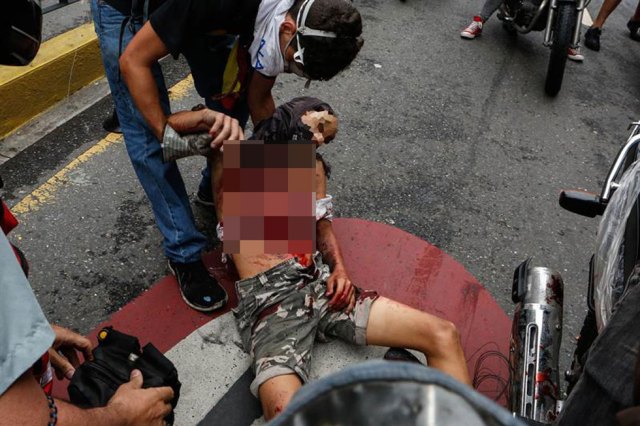 Momento en que el joven cae en Chacao. Foto: EFE/MIGUEL GUTIÉRREZ