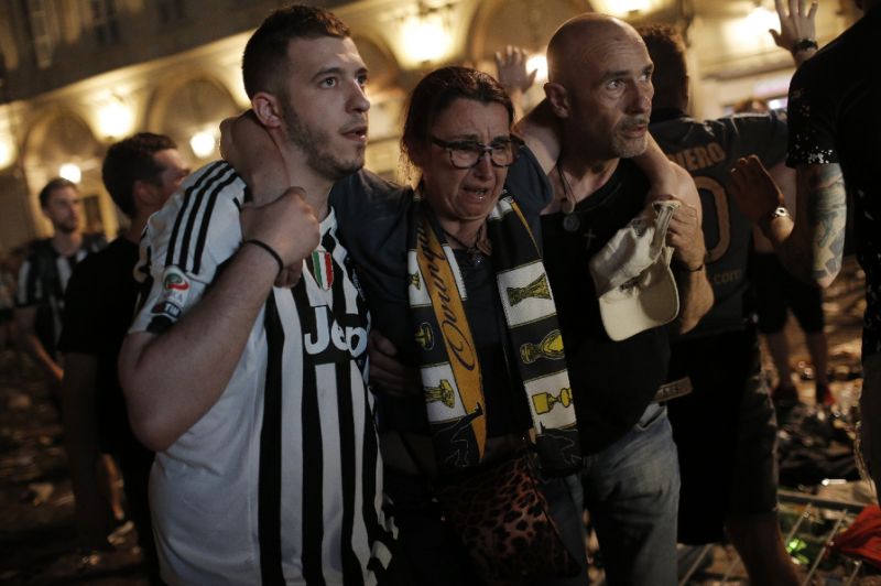 Suben a 1.000 los heridos en la estampida de hinchas de la Juventus en Turín (+video)