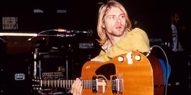 Kurt Cobain, al igual que Hoffman, tomó una gran cantidad de heroína. Acto seguido, se pegó un tiro en la cabeza. (IMDB)