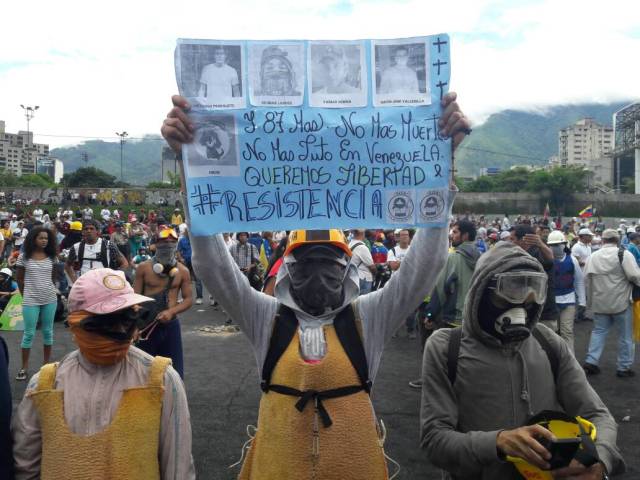 Manifestantes concentrados en la Francisco Fajardo frente a la Carlota / Foto: Eduardo de la Concha - La Patilla