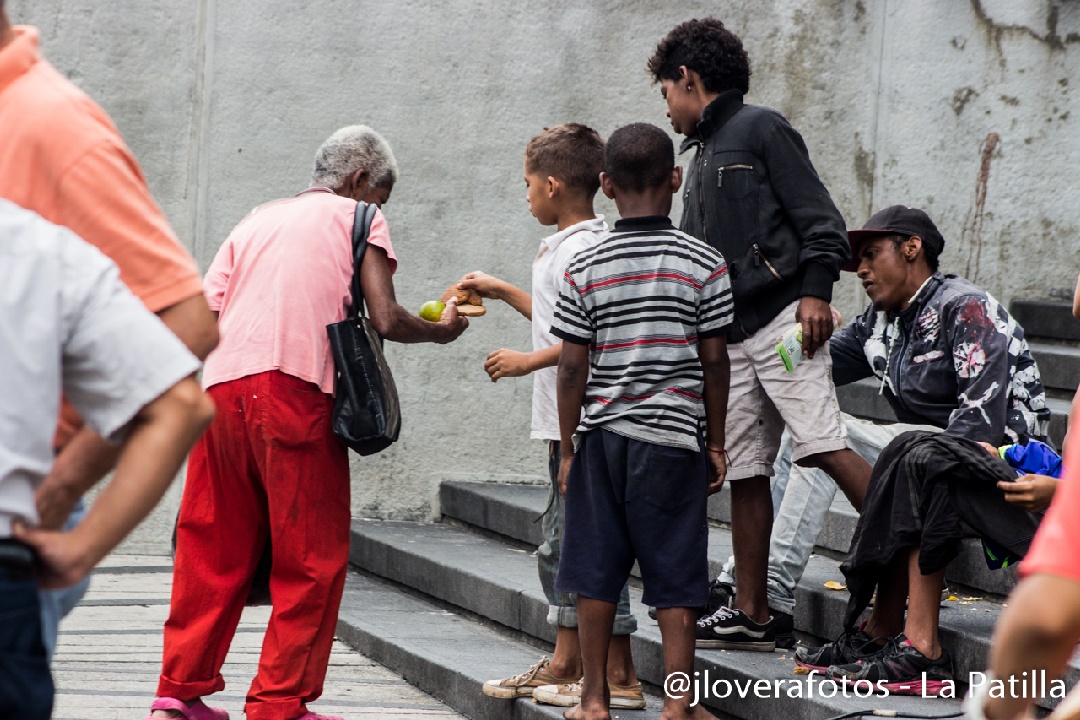 Solidaridad ante todo pronóstico: Niños de la calle dan lo que no tienen por esta abuelita (Fotos)