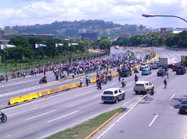 Manifestantes cerraron el paso en la autopista Francisco Fajardo (Foto: @Eliecerdrum)