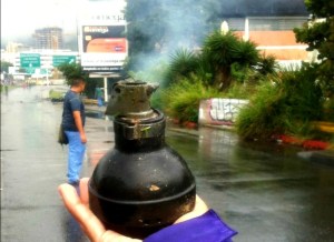 Lanzan bombas lacrimógenas en el Distribuidor Los Ruices de Caracas #28Jun