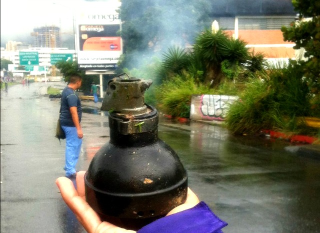 Foto: Lanzan bombas lacrimógenas en el Distribuidor Los Ruices de Caracas / Cortesía 