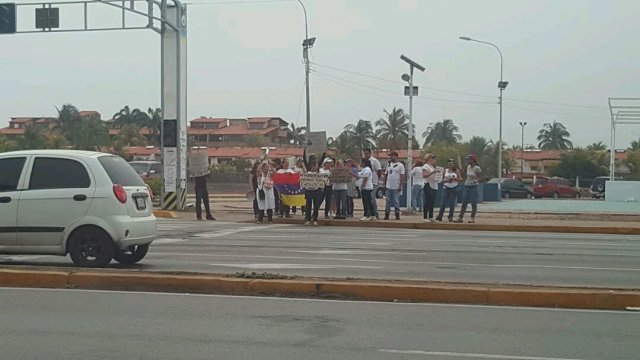 Foto: Manifestación en Lechería / @ElpulsoVzla  