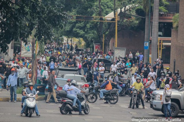 Mientras el régimen reprime, la resistencia se le planta a Maduro en la calle. Foto: Régulo Gómez / LaPatilla.com