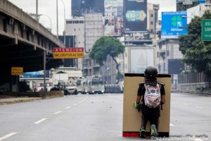 FOTOS: Mientras el régimen reprime, la resistencia se le planta a Maduro en la calle