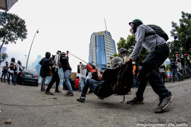 Mientras el régimen reprime, la resistencia se le planta a Maduro en la calle. Foto: Régulo Gómez / LaPatilla.com