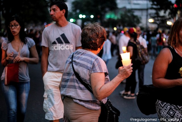 Oposición se concentró en Parque Cristal para homenajear a los caídos. Foto: Régulo Gómez / LaPatilla.com