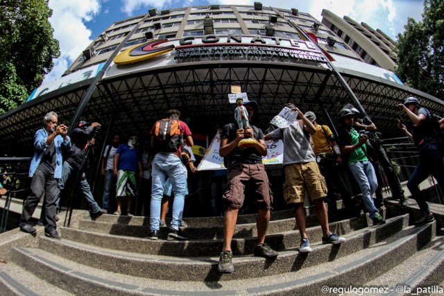 La juventud se le plantó a Conatel para exigir el cese a la censura. Foto: Régulo Gómez / LaPatilla.com