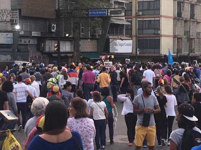 Manifestantes llegan al Distribuidor de Altamira. Foto: Eduardo de la Concha. 