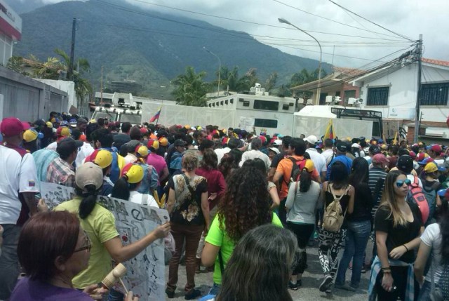 Marcha de la oposición llegó al CNE / Foto @leoperiodista 