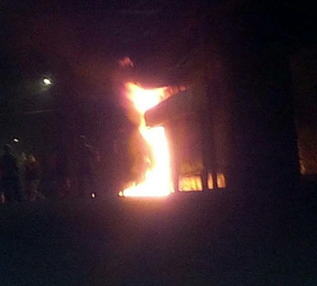 Encapuchados incendiaron la sede del Psuv (Foto:@leoperiodista)