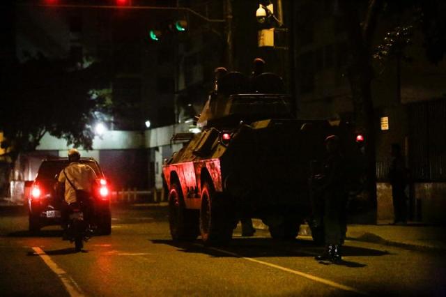 La presencia de los cuerpos de seguridad en adyacencias del TSJ se prolongó hasta latas horas de la noche. Foto: EFE
