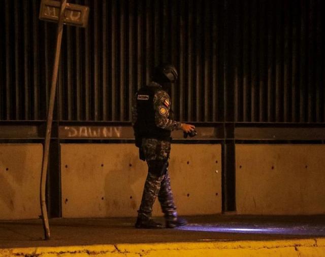 La presencia de los cuerpos de seguridad en adyacencias del TSJ se prolongó hasta latas horas de la noche. Foto: EFE
