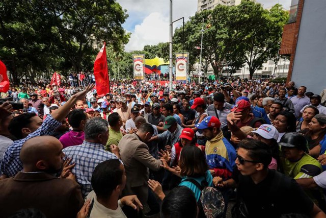 opositores y chavista en el MP  (6)