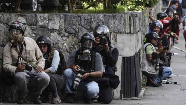 Juan Barreto - AFP Más de 370 trabajadores de la prensa han sido agredidos en  las protestas en contra del gobierno