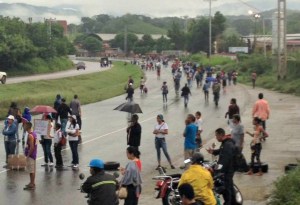 Protesta en la carretera Ocumare-Charallave por inseguridad #26Jun