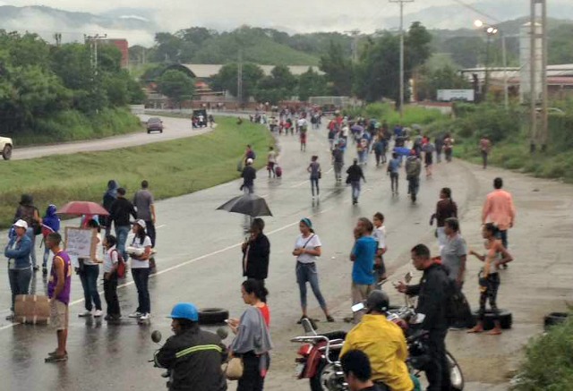 Foto: Protesta en la carretera Ocumare-Charallave por inseguridad / Cortesía