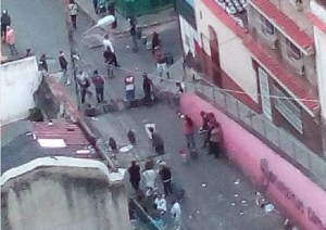 Vecinos protestan a una cuadra de Miraflores por falta de gas #23Jun (Fotos)