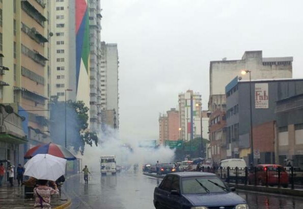 Foto:  Comienza la represión en la avenida San Martín en Caracas  / Tomas Guanipa 
