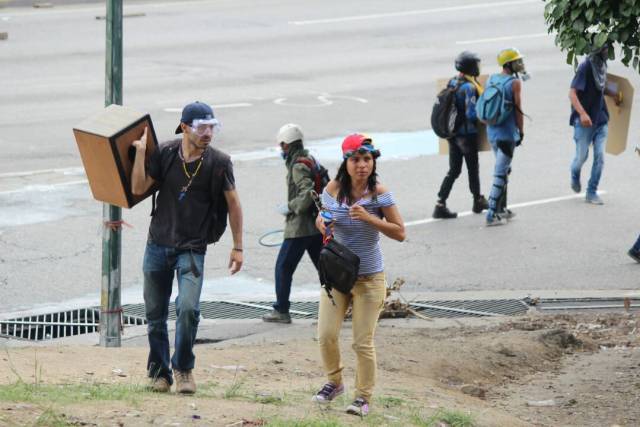 Así fue la brutal arremetida de los cuerpos de seguridad contra los manifestantes en la Fajardo. Fotos: LaPatilla.com