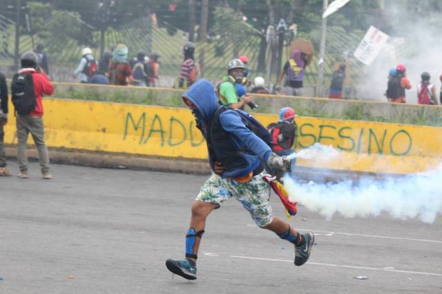 Reprimieron a manifestantes en la Fajardo: Varios afectados por lacrimógenas. Foto: Régulo Gómez / LaPatilla.com