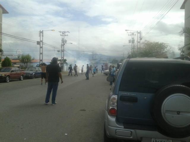 Foto: Enfrentamiento entre manifestantes y GNB en Maracay tras trancazo / Cortesía 