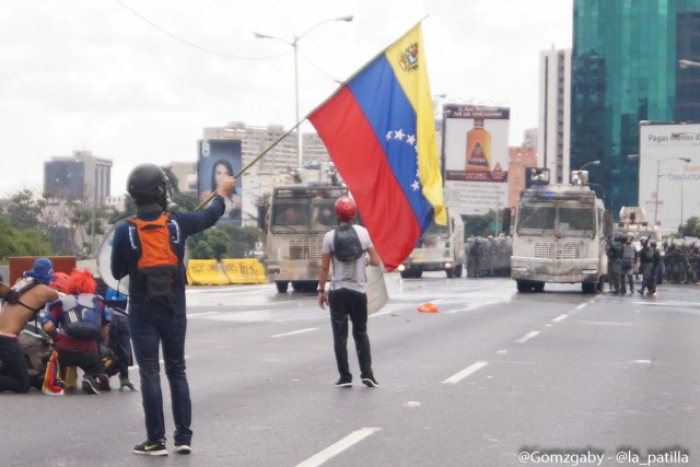 La represión "atroz" arremetió este #19Jun hasta con balas: La resistencia continúa. Fotos: Gabriela Gómez / LaPatilla.com