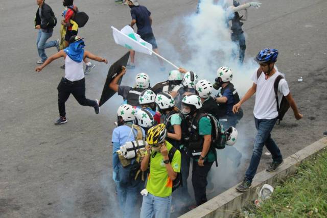 Reprimieron a manifestantes en la Fajardo: Varios afectados por lacrimógenas. Foto: Régulo Gómez / LaPatilla.com