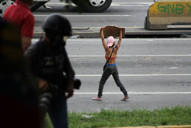 Así fue la brutal arremetida de los cuerpos de seguridad contra los manifestantes en la Fajardo. Fotos: LaPatilla.com
