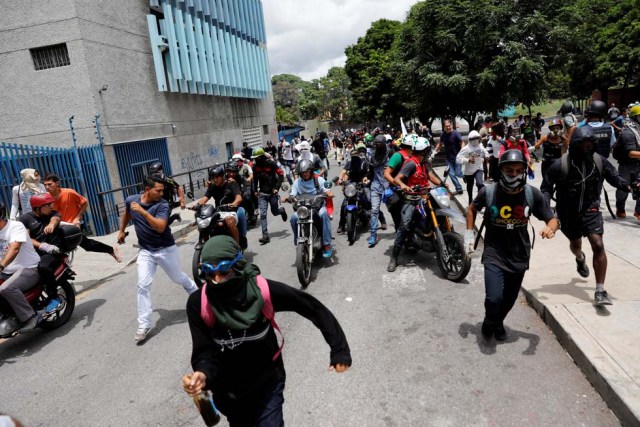 Cuerpos de seguridad redoblan la represión en las marchas. La resistencia sigue. REUTERS/Carlos Garcia Rawlins