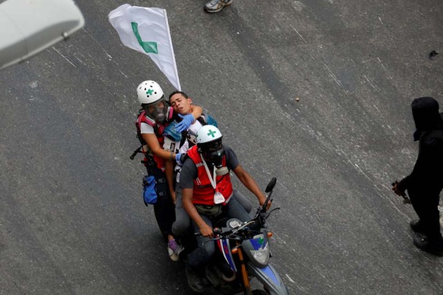 Cuerpos de seguridad redoblan la represión en las marchas. La resistencia sigue. REUTERS/Marco Bello