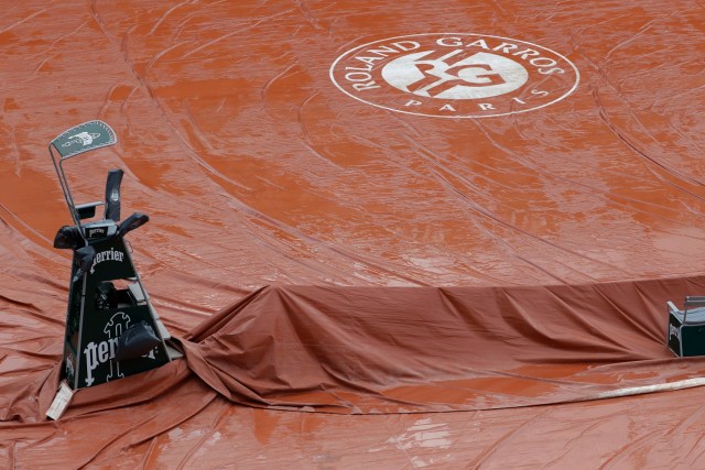 A picture taken on June 6, 2017 in Paris shows the empty chair of the Umpire on the Philippe Chatrier court as it is covered by a tarp during a downpour at the Roland Garros 2017 French tennis Open.  / AFP PHOTO / Thomas SAMSON