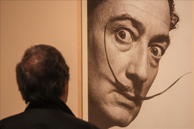Ordenan exhumar cadáver de Salvador Dalí para prueba de paternidad