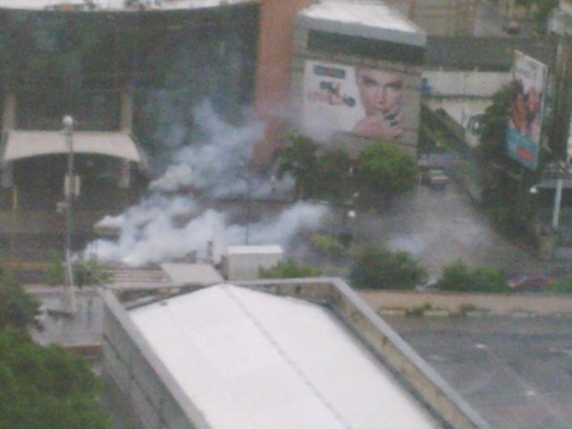 Efectivos de la GNB lanzaron bombas lacrimógenas frente al Centro Sambil Caracas (Foto: @LaVerdadVargas)