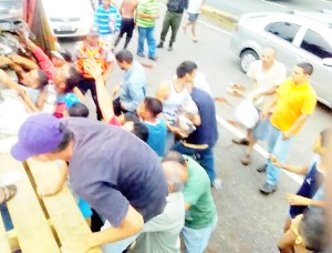 Saquearon camión con harina panadera en Paracotos