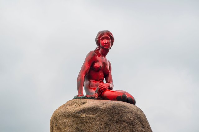 La estatua de "La Sirenita" fue pintada roja por activistas, en Copenhague, 30 de mayo 2017. El monumento más famoso de Dinamarca, "La Sirenita", fue rociado con pintura roja por activistas contra la caza de ballenas. Ida Marie Odgaard/Scanpix Denmark/via REUTERS