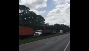 Camiones apoyaron el trancazo en la Autopista Regional del Centro #23Jun (Video)