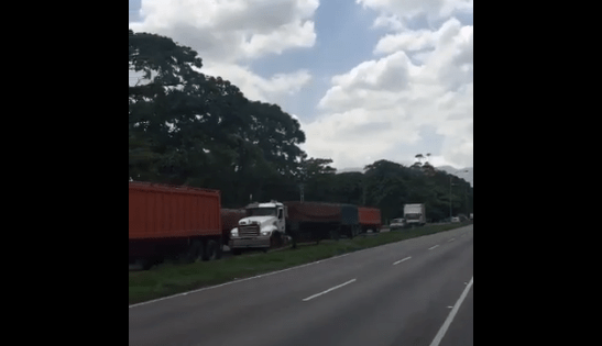 Foto: Camiones apoyaron el trancazo en la Autopista Regional del Centro 
