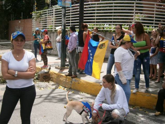 En la avenida Rómulo Gallegos (Miranda) también se cumplió el trancazo. Foto: @Daylijournal / LaPatilla.com
