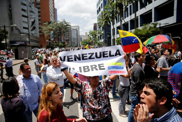 Opposition supporters rally against Venezuela's President Nicolas Maduro's Government in Caracas, Venezuela, June 23, 2017. The sign reads "Free Venezuela". REUTERS/Ivan Alvarado