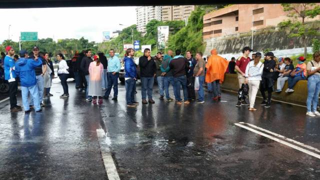 Manifestantes trancan la autopista a la altura de Santa Fe (Foto LaPatilla)